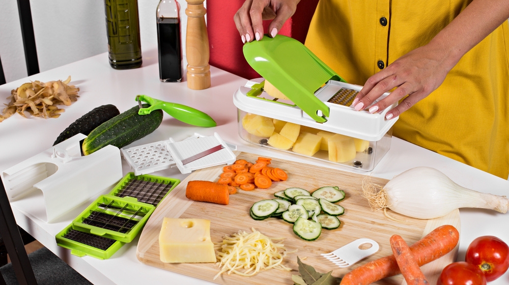 Manual machine for slicing carrot and vegetables